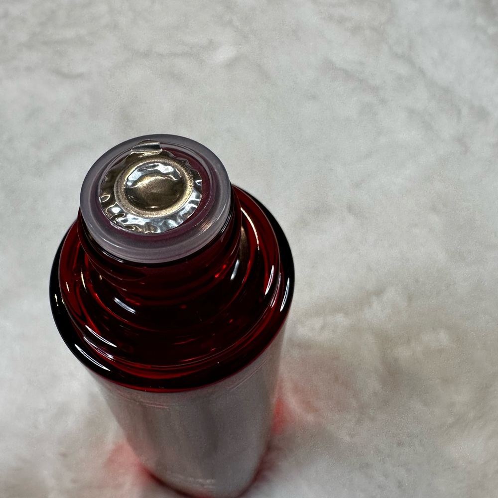 Estee Lauder Nutritious Radiant Energy Lotion - Vibrant Red - Picture 5 of 5